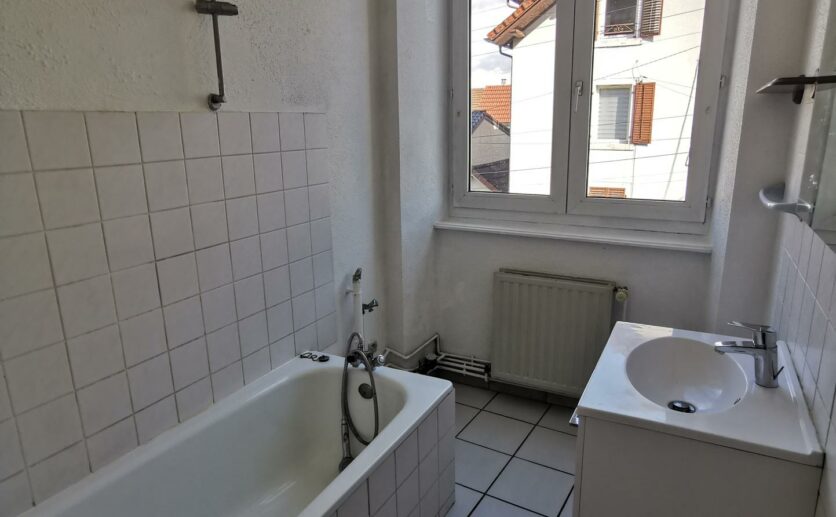 Hérimoncourt (25), appartement  traversant de 93 m2  trois chambres avec abri voiture dernier étage en vente