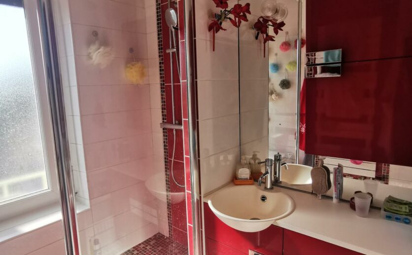 Maison Cravanche sur 895 m2 de terrain avec terrasse et grand garage au calme