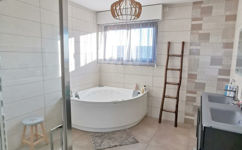 Maison Belfort de standing entièrement rénovée sur sous sol 1190m2 de terrain avec piscine chauffée