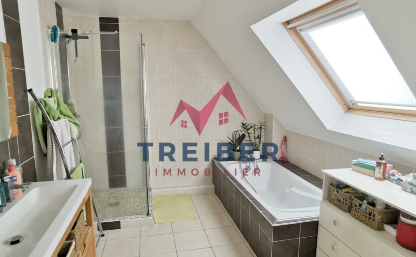 Maison 2009 à Chavannes-sur-l'Étang   4 Chambres, Terrain Privatif, Piscine Chauffée et Garage