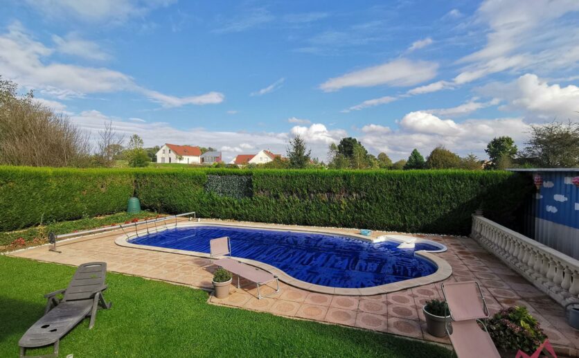 Maison Chèvremont sur 10 ares de terrain au calme avec terrasse,piscine, garage double : avec Treiber immobili
