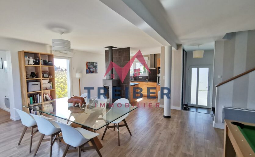 Maison 2009 à Chavannes-sur-l'Étang   4 Chambres, Terrain Privatif, Piscine Chauffée et Garage