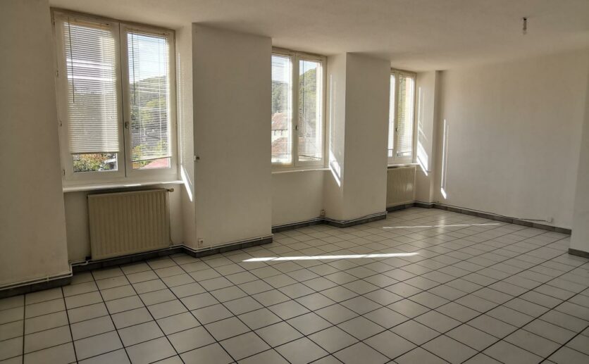 Hérimoncourt (25), appartement  traversant de 93 m2  trois chambres avec abri voiture dernier étage en vente