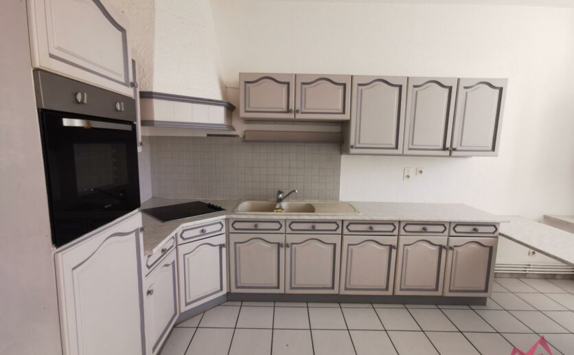 Hérimoncourt (25), appartement  traversant de 93 m2  trois chambres avec abri voiture dernier étage en vente