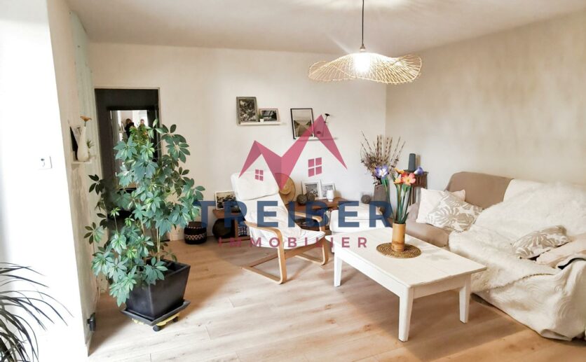 Maison Essert,  type ferme, façade en pierres apparentes de 201m2 avec terrasse,et  garage à vendre à Essert
