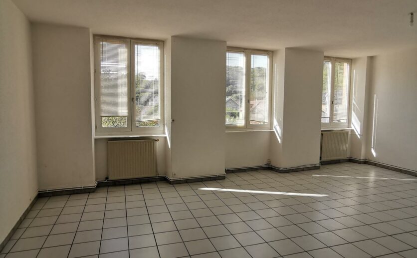 Hérimoncourt (25), appartement  traversant de 93 m2  trois chambres avec abri voiture dernier étage en vente