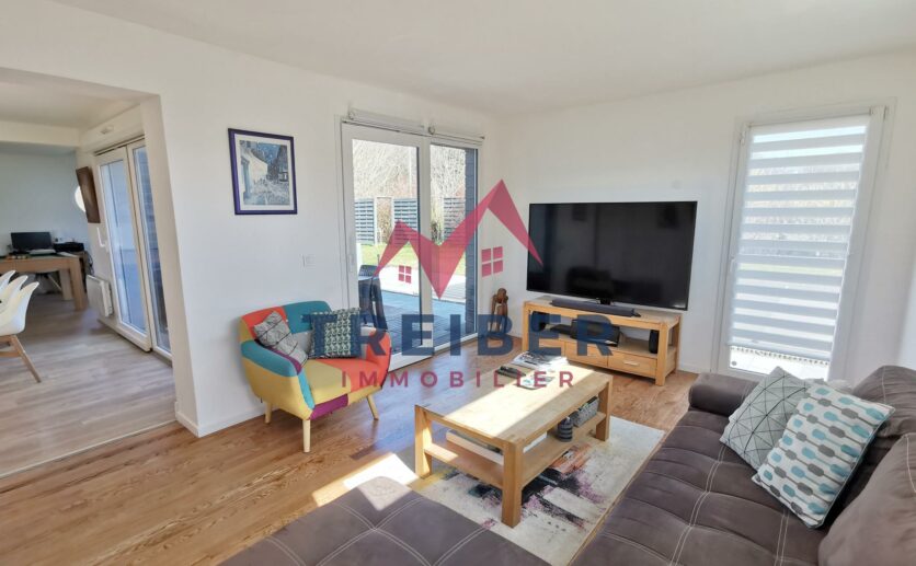 Maison 2009 à Chavannes-sur-l'Étang   4 Chambres, Terrain Privatif, Piscine Chauffée et Garage