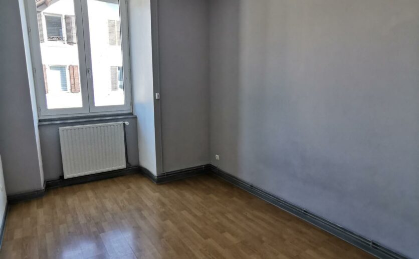 Hérimoncourt (25), appartement  traversant de 93 m2  trois chambres avec abri voiture dernier étage en vente