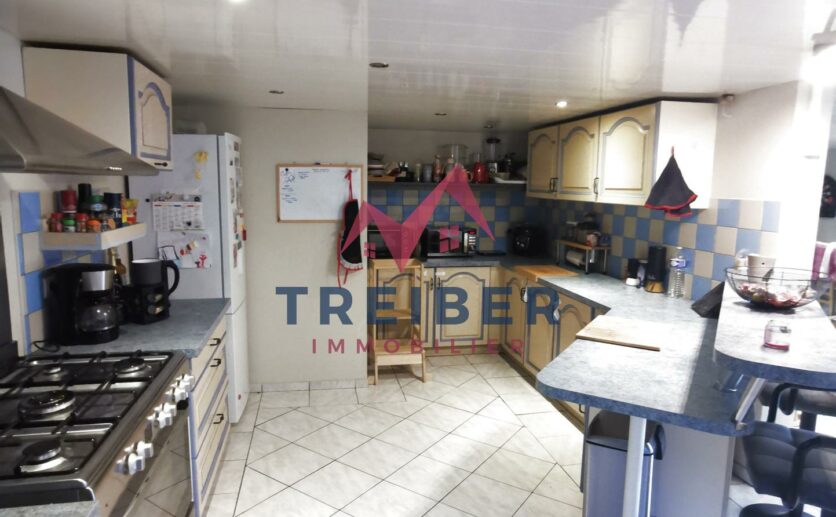 Maison de 13750 m2 à Ronchamp au calme avec garage et terrain privatif