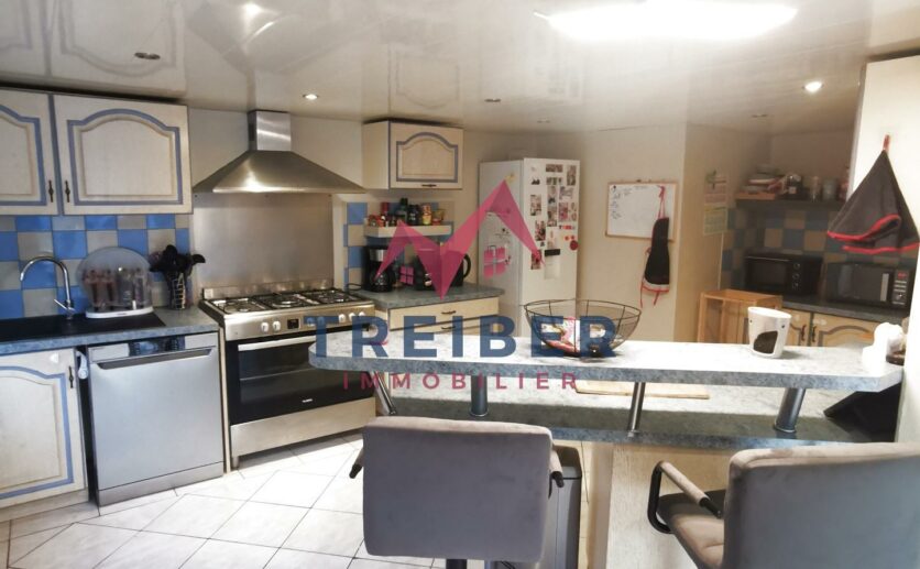 Maison de 13750 m2 à Ronchamp au calme avec garage et terrain privatif