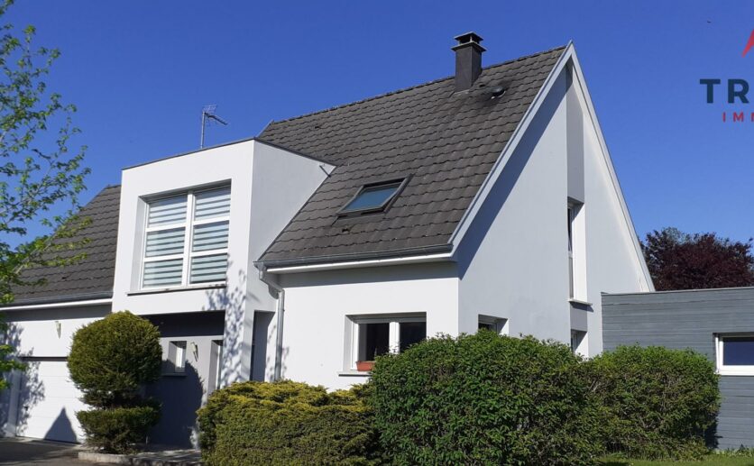 Maison 2009 à Chavannes-sur-l'Étang   4 Chambres, Terrain Privatif, Piscine Chauffée et Garage.