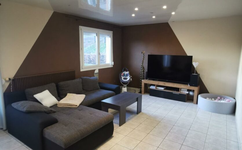 Maison de 137.50 m2 à Ronchamp au calme avec garage et terrain privatif