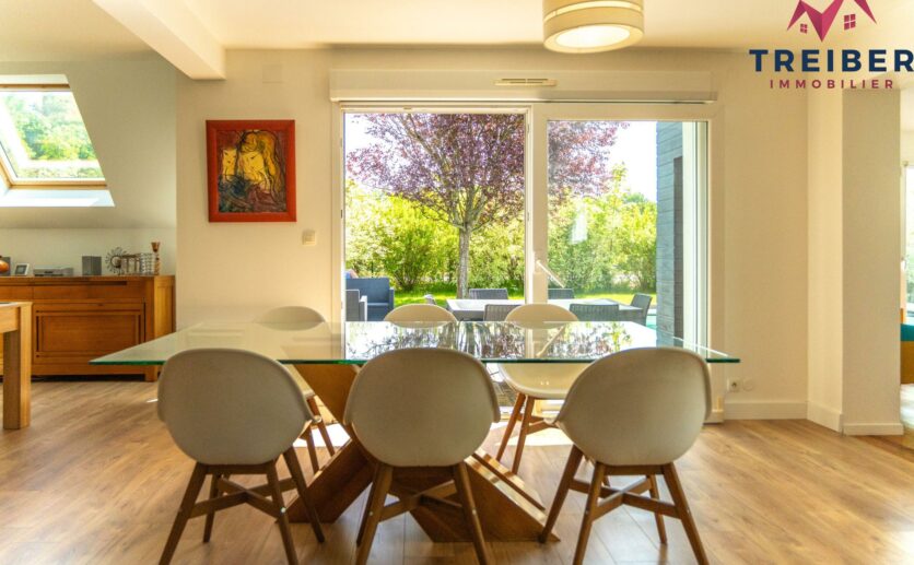 Maison 2009 à Chavannes-sur-l'Étang   4 Chambres, Terrain Privatif, Piscine Chauffée et Garage.