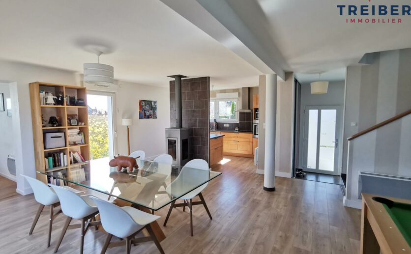 Maison 2009 à Chavannes-sur-l'Étang   4 Chambres, Terrain Privatif, Piscine Chauffée et Garage.