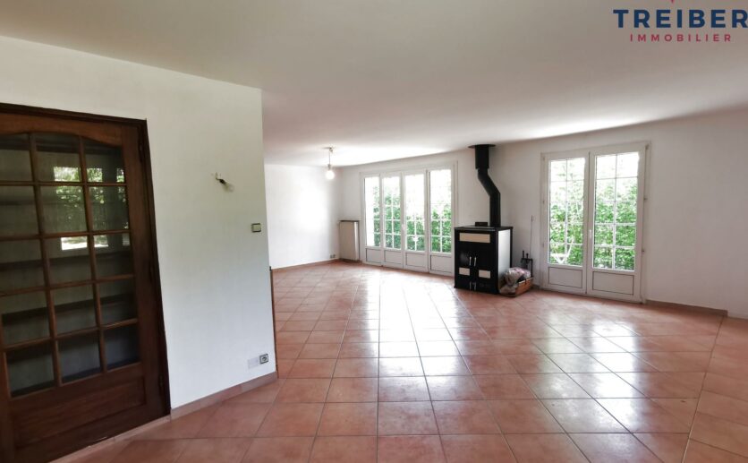 Maison Bourogne, proche axe autoroutier sur 14 ares de terrain située au calme avec sous sol et garage
