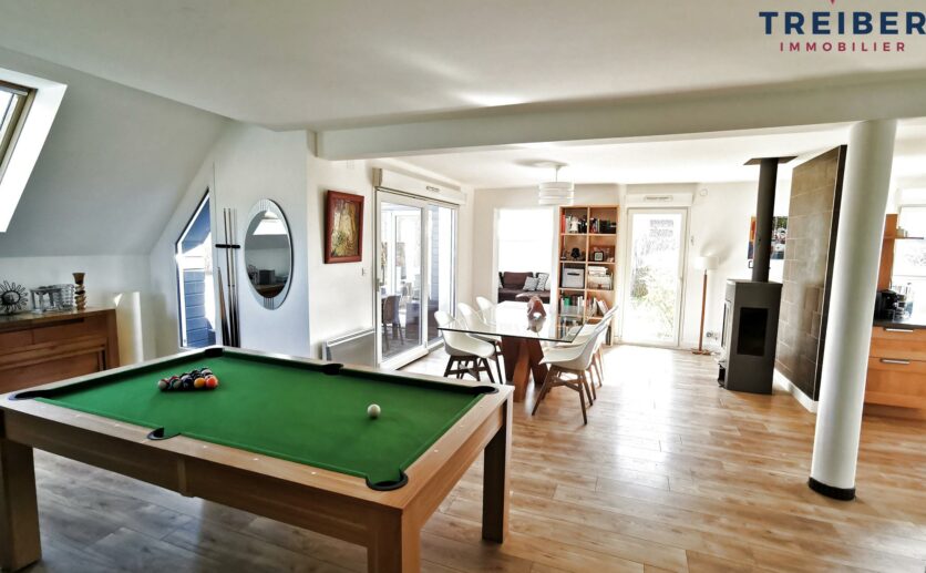 Maison 2009 à Chavannes-sur-l'Étang   4 Chambres, Terrain Privatif, Piscine Chauffée et Garage.