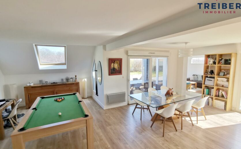 Maison 2009 à Chavannes-sur-l'Étang   4 Chambres, Terrain Privatif, Piscine Chauffée et Garage.