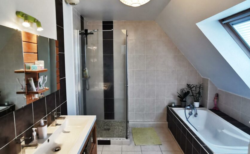 Maison 2009 à Chavannes-sur-l'Étang   4 Chambres, Terrain Privatif, Piscine Chauffée et Garage.