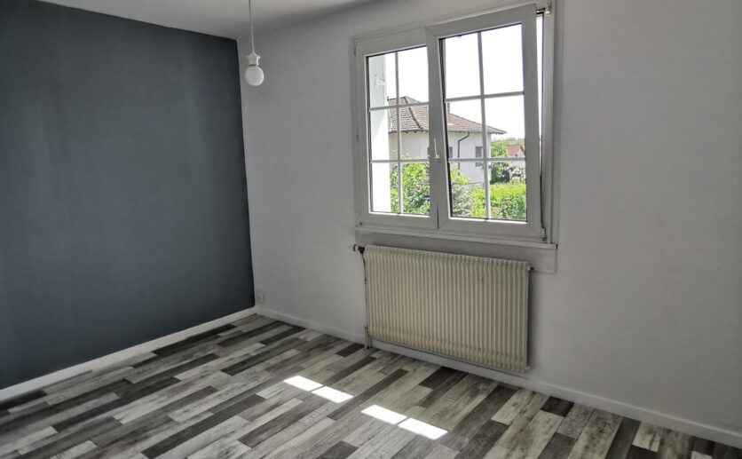 Maison Bourogne, proche axe autoroutier sur 14 ares de terrain située au calme avec sous sol et garage