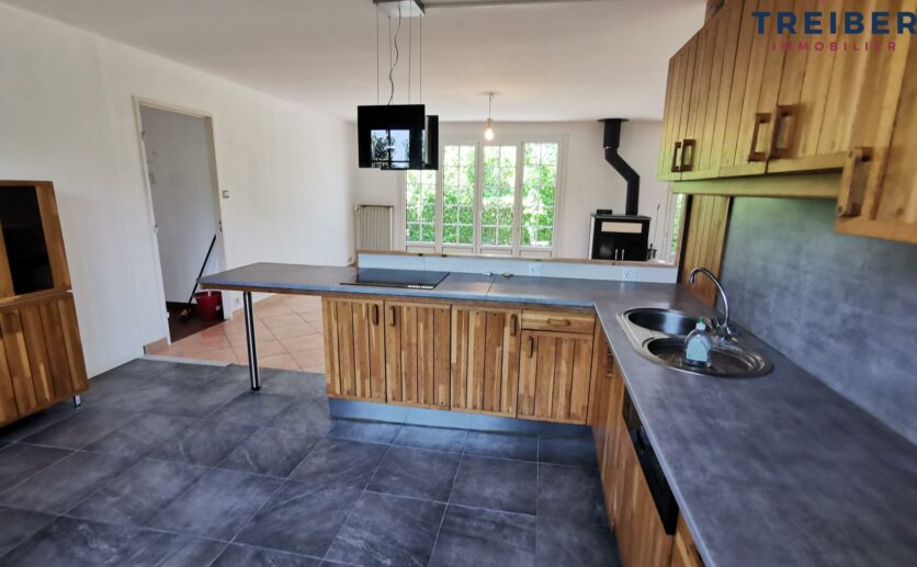 Maison Bourogne, proche axe autoroutier sur 14 ares de terrain située au calme avec sous sol et garage