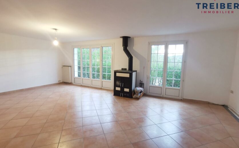 Maison Bourogne, proche axe autoroutier sur 14 ares de terrain située au calme avec sous sol et garage