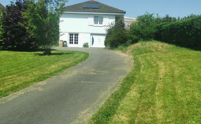 Maison Bourogne, proche axe autoroutier sur 14 ares de terrain située au calme avec sous sol et garage