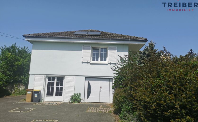 Maison Bourogne, proche axe autoroutier sur 14 ares de terrain située au calme avec sous sol et garage