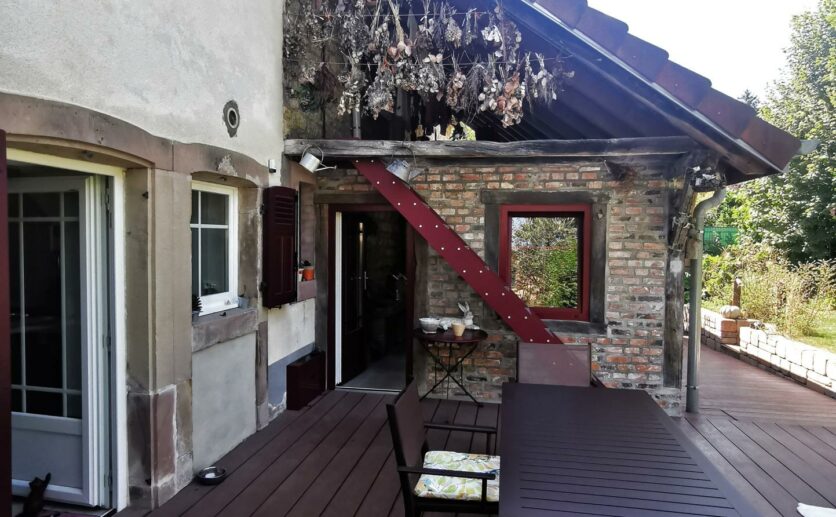 Maison Bessoncourt type ferme entièrement rénovée avec corp de ferme sur 6 ares 55,  garage 3 voitures.