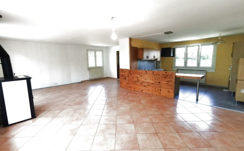 Maison Bourogne, proche axe autoroutier sur 14 ares de terrain située au calme avec sous sol et garage.