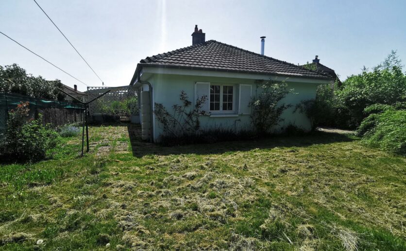 Maison Bourogne, proche axe autoroutier sur 14 ares de terrain située au calme avec sous sol et garage.
