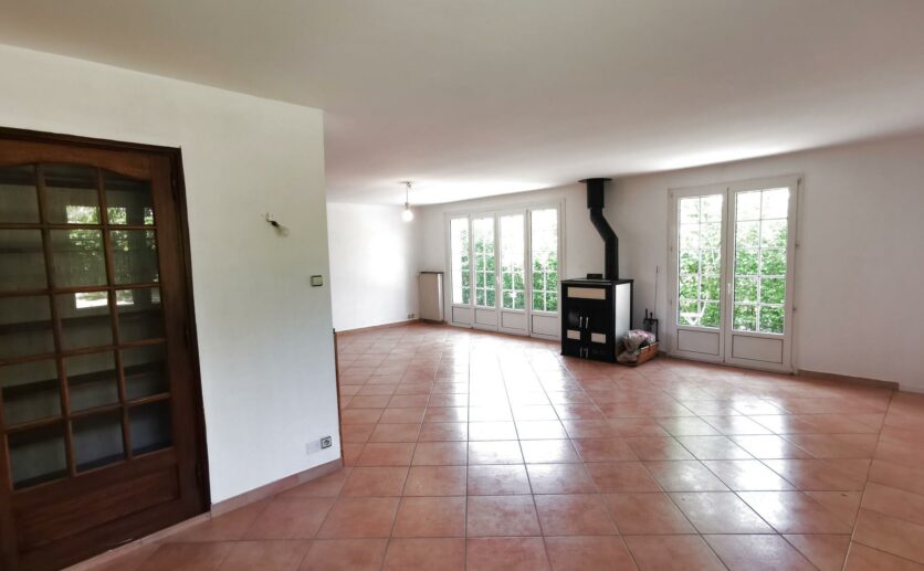 Maison Bourogne, proche axe autoroutier sur 14 ares de terrain située au calme avec sous sol et garage.