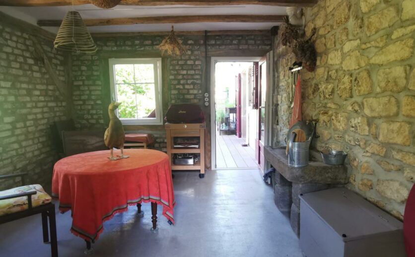 Maison Bessoncourt type ferme entièrement rénovée avec corp de ferme sur 6 ares 55,  garage 3 voitures.
