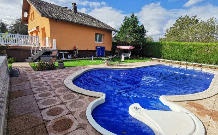 Maison Chèvremont sur 10 ares de terrain au calme avec terrasse,piscine, garage double : avec Treiber immobili