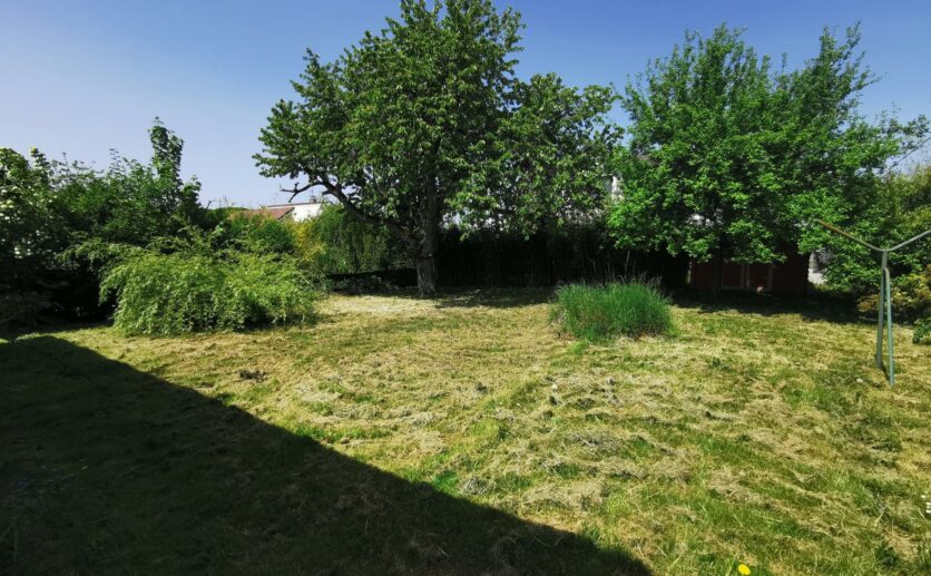 Maison Bourogne, proche axe autoroutier sur 14 ares de terrain située au calme avec sous sol et garage.