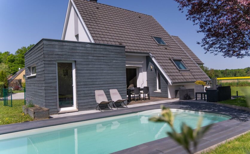 Maison 2009 à Chavannes-sur-l’Étang   4 Chambres, Terrain Privatif, Piscine Chauffée et Garage.