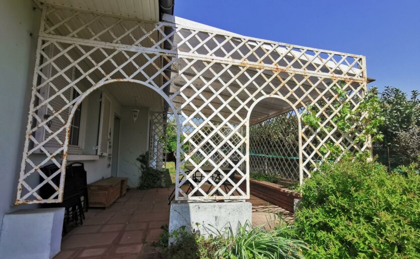 Maison Bourogne, proche axe autoroutier sur 14 ares de terrain située au calme avec sous sol et garage.
