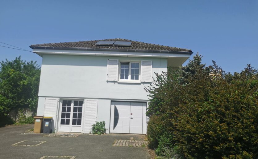 Maison Bourogne, proche axe autoroutier sur 14 ares de terrain située au calme avec sous sol et garage.