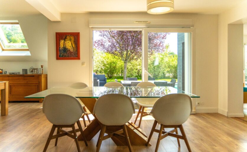 Maison 2009 à Chavannes-sur-l'Étang   4 Chambres, Terrain Privatif, Piscine Chauffée et Garage.