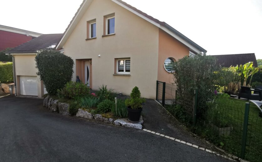 Maison  2007 à Frahier-Et-Châtebier   4 chambres, jardin et garages