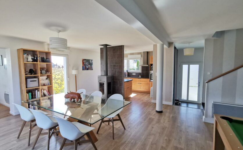 Maison 2009 à Chavannes-sur-l'Étang   4 Chambres, Terrain Privatif, Piscine Chauffée et Garage.