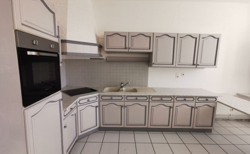 Hérimoncourt (25), appartement  traversant de 93 m2  trois chambres avec abri voiture dernier étage en vente