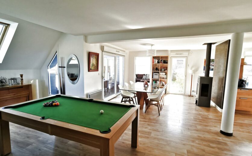 Maison 2009 à Chavannes-sur-l'Étang   4 Chambres, Terrain Privatif, Piscine Chauffée et Garage.