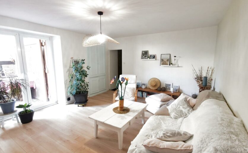 Maison Essert,  type ferme, façade en pierres apparentes de 201m2 avec terrasse,et  garage à vendre à Essert