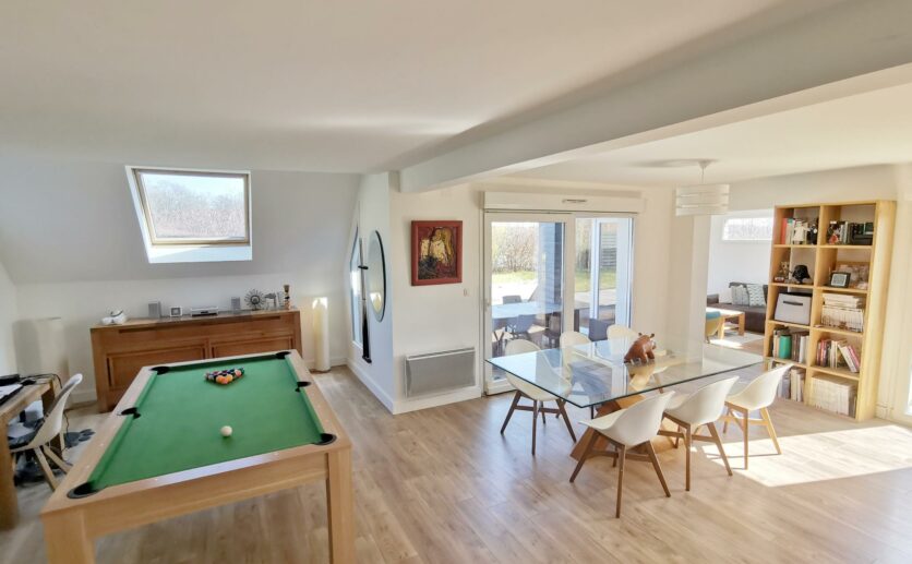 Maison 2009 à Chavannes-sur-l'Étang   4 Chambres, Terrain Privatif, Piscine Chauffée et Garage.