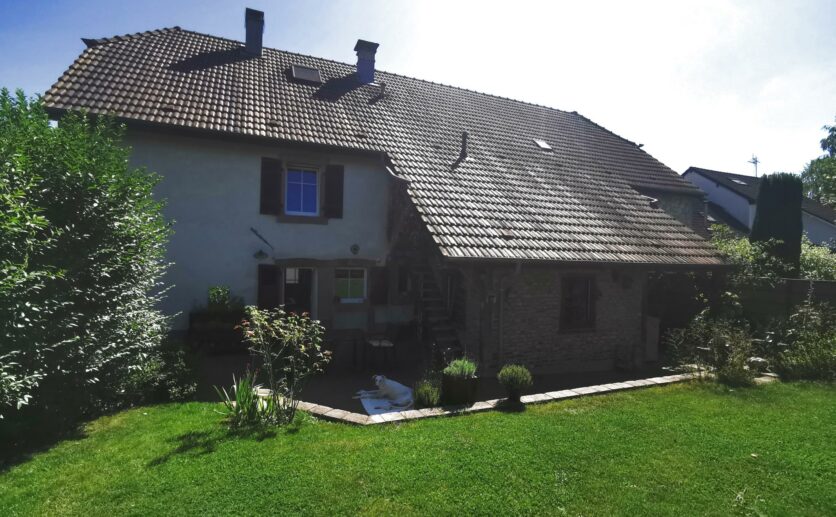 Maison Bessoncourt type ferme entièrement rénovée avec corp de ferme sur 6 ares 55,  garage 3 voitures.