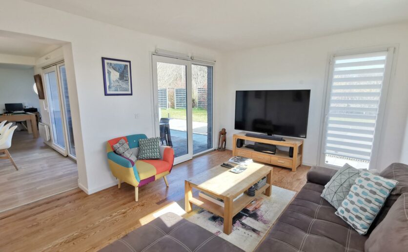 Maison 2009 à Chavannes-sur-l'Étang   4 Chambres, Terrain Privatif, Piscine Chauffée et Garage.
