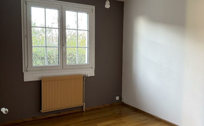 Maison Bourogne, 4 chambres,proche axe autoroutier sur 14 ares de terrain située au calme avec sous sol et gar