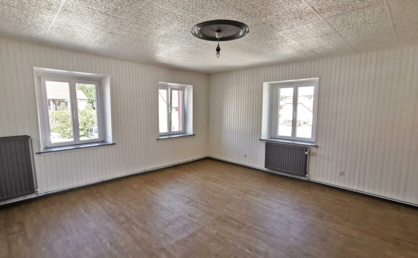 Chevremont   Maison type ferme de 169 m2 composée de deux appartements + grenier et grange.