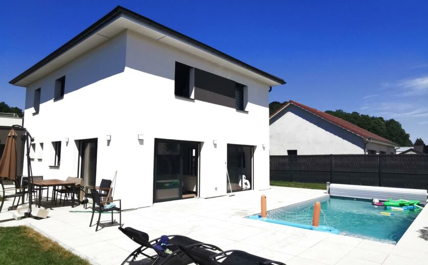 Morvillars Maison contemporaine de 2022 disposant de 145 m2 habitables.Terrain de 527 m2.Piscine chauffée. 4