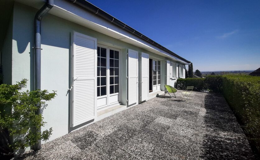 Maison Bourogne, 4 chambres,proche axe autoroutier sur 14 ares de terrain située au calme avec sous sol et gar